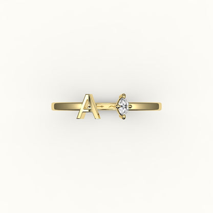 Anillo con inicial y diamantes de talla marquesa