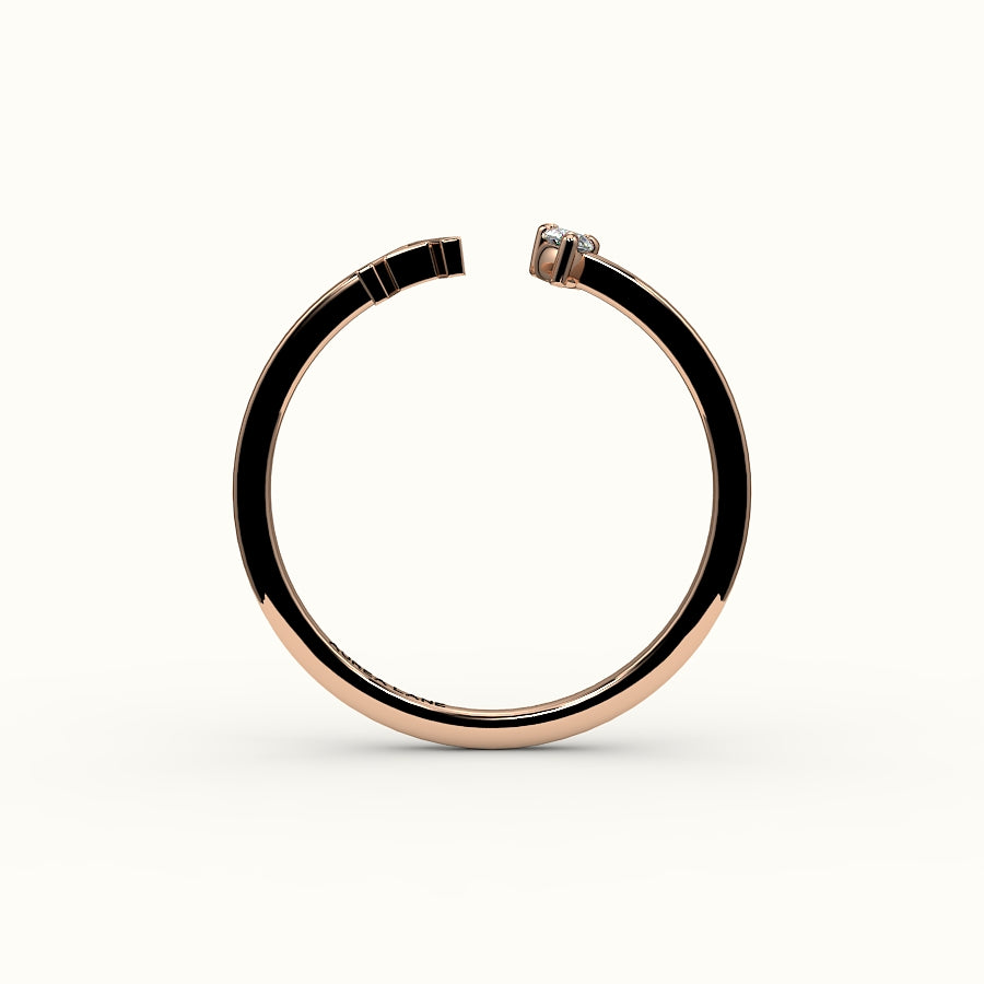 Anillo con inicial de corte de pera y diamantes