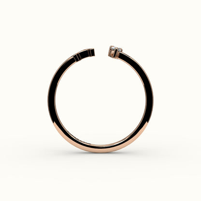 Anillo con inicial de corte de pera y diamantes