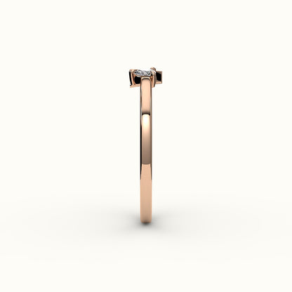 Anillo con inicial de corte de pera y diamantes