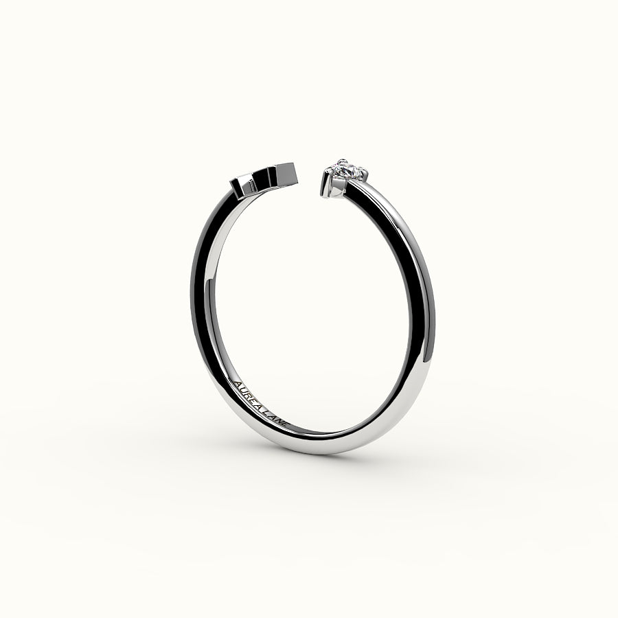 Anillo con inicial de corte de pera y diamantes