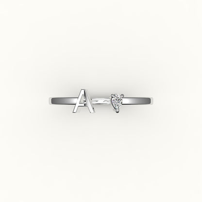 Anillo con inicial de corte de pera y diamantes
