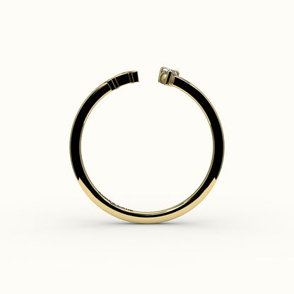 Anillo con inicial de corte de pera y diamantes