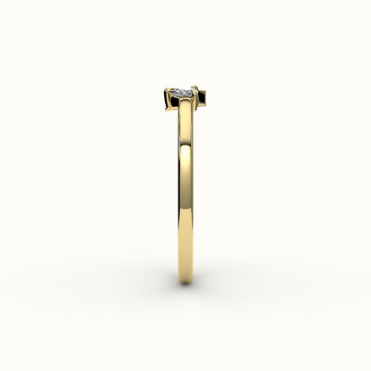 Anillo con inicial de corte de pera y diamantes