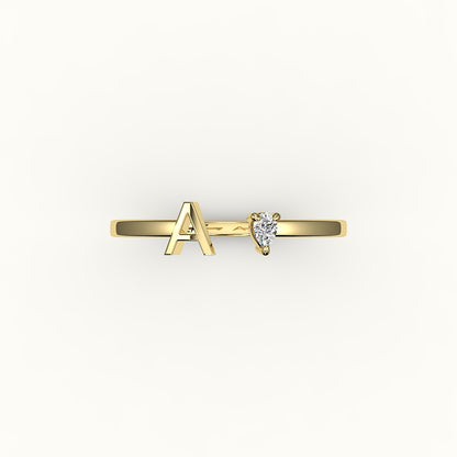 Anillo con inicial de corte de pera y diamantes