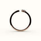 Anillo con inicial de corte redondo y diamantes