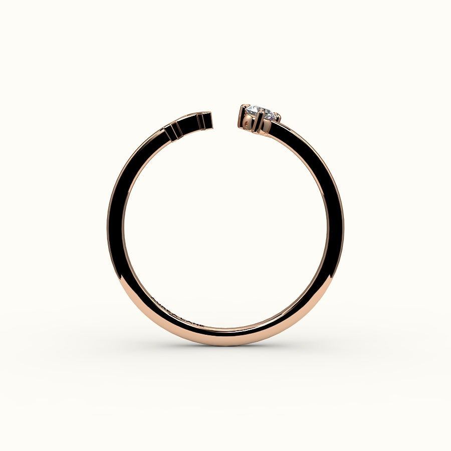 Anillo con inicial de corte redondo y diamantes