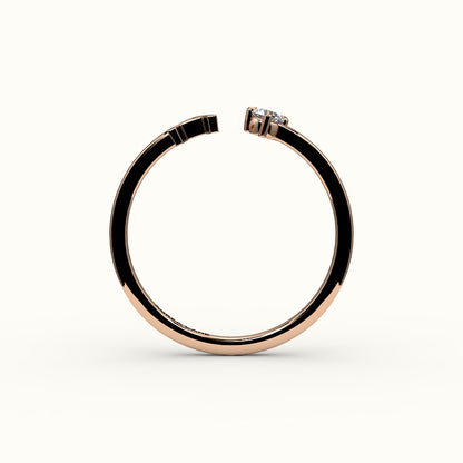 Anillo con inicial de corte redondo y diamantes