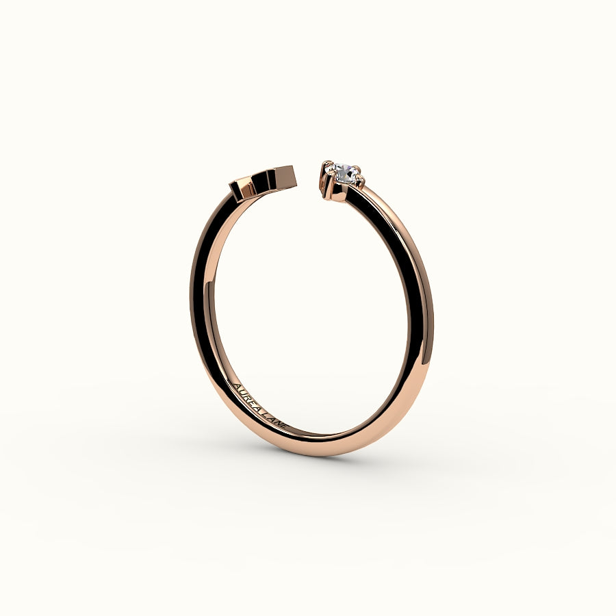 Anillo con inicial de corte redondo y diamantes