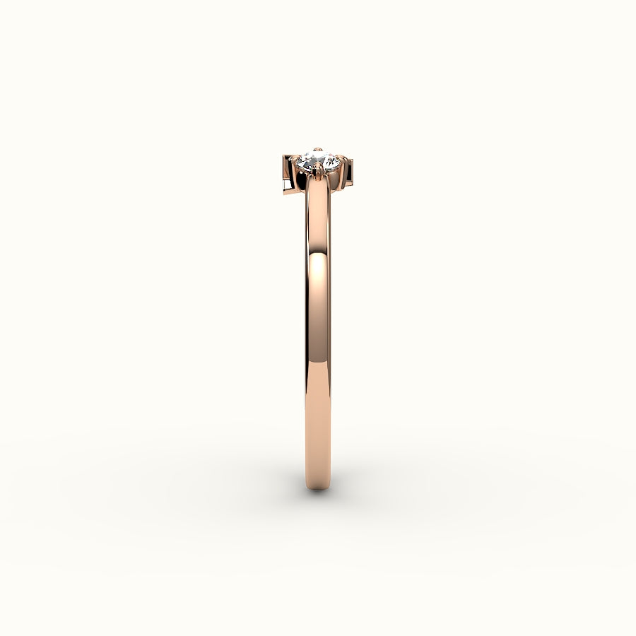 Anillo con inicial de corte redondo y diamantes