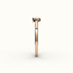 Anillo con inicial de corte redondo y diamantes