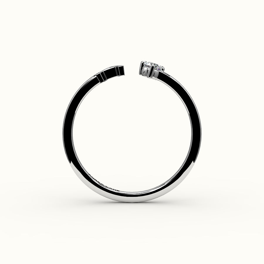 Anillo con inicial de corte redondo y diamantes