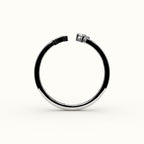 Anillo con inicial de corte redondo y diamantes