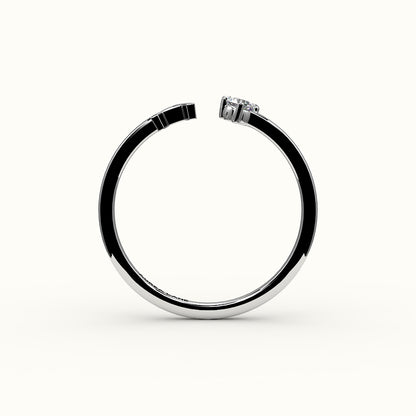 Anillo con inicial de corte redondo y diamantes