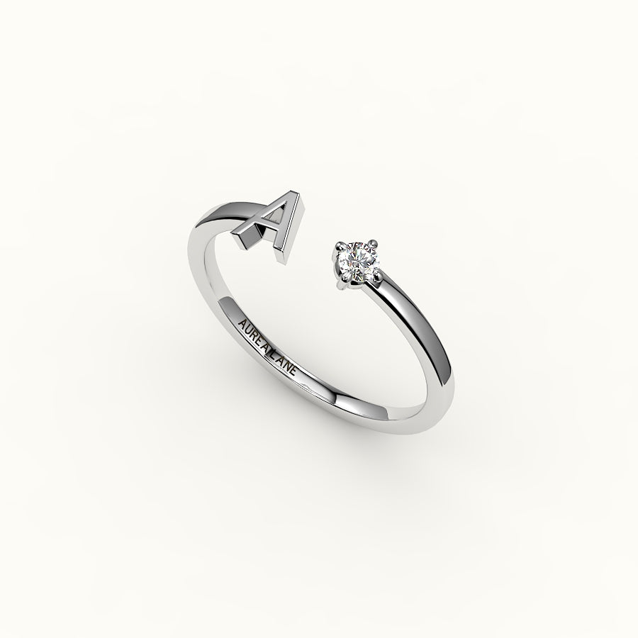 Anillo con inicial de corte redondo y diamantes