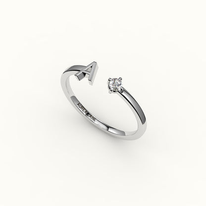 Anillo con inicial de corte redondo y diamantes