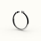 Anillo con inicial de corte redondo y diamantes