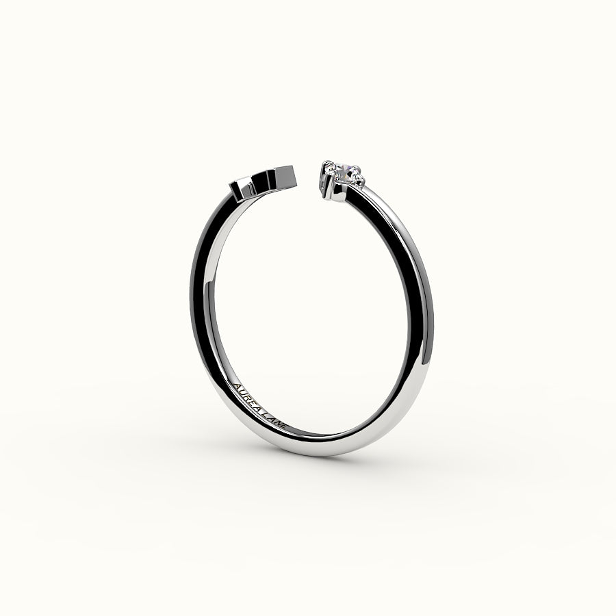 Anillo con inicial de corte redondo y diamantes