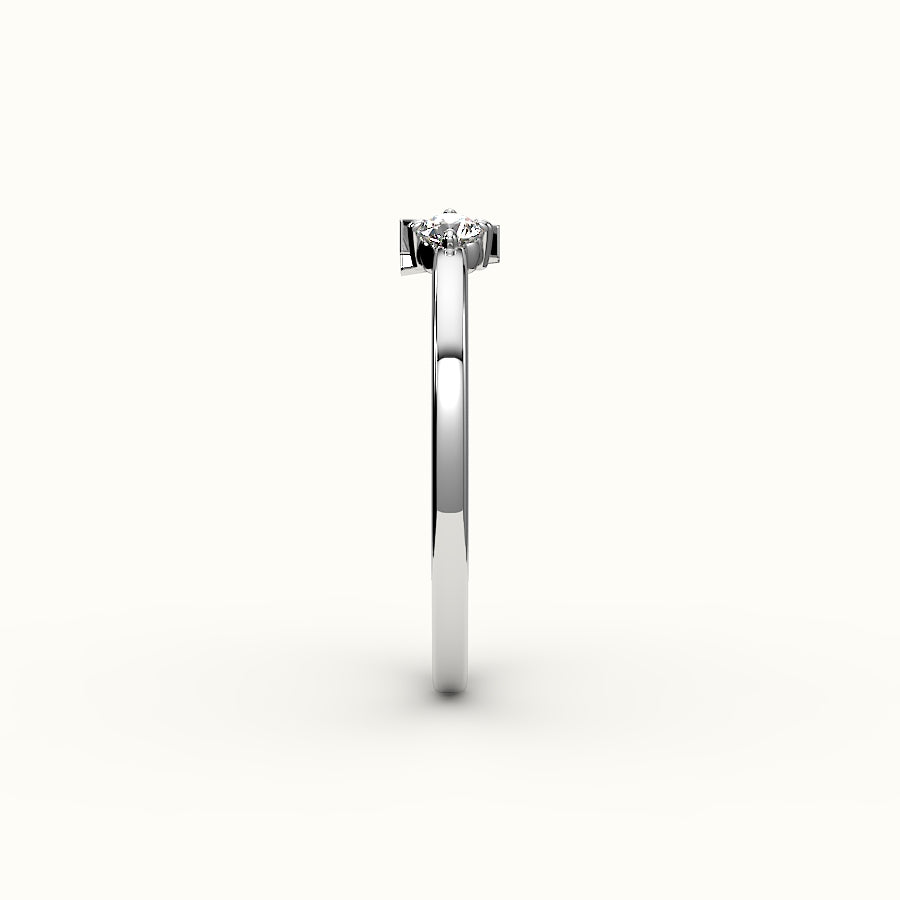 Anillo con inicial de corte redondo y diamantes