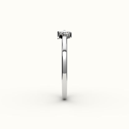 Anillo con inicial de corte redondo y diamantes