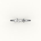 Anillo con inicial de corte redondo y diamantes