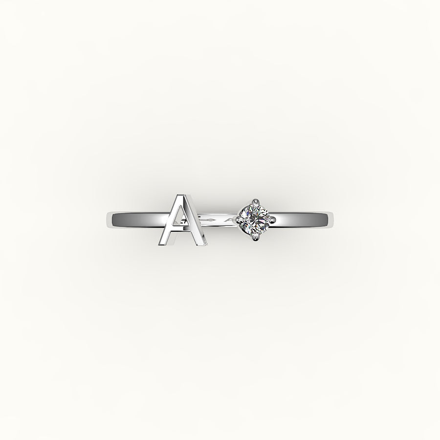 Anillo con inicial de corte redondo y diamantes