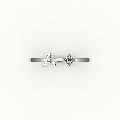 Anillo con inicial de corte redondo y diamantes