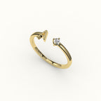 Anillo con inicial de corte redondo y diamantes