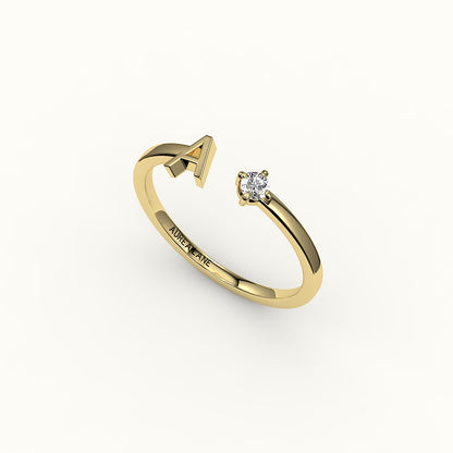 Anillo con inicial de corte redondo y diamantes
