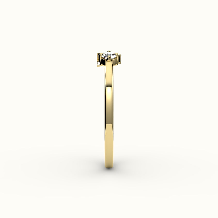 Anillo con inicial de corte redondo y diamantes