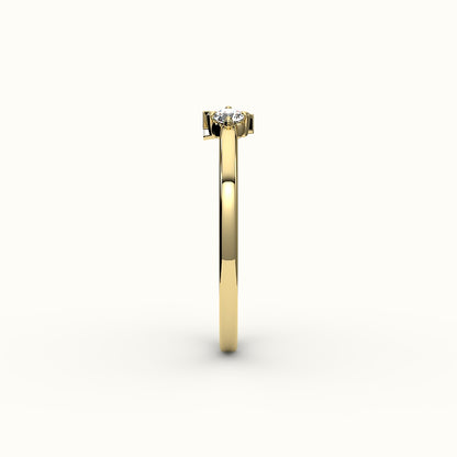 Anillo con inicial de corte redondo y diamantes