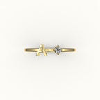 Anillo con inicial de corte redondo y diamantes