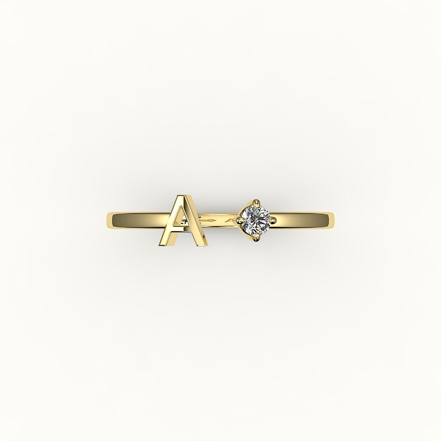 Anillo con inicial de corte redondo y diamantes
