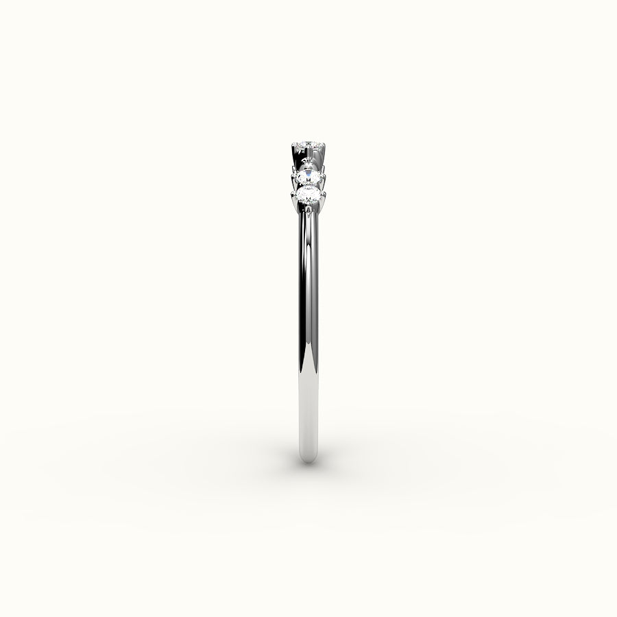 Banda de diamantes redondos salteados