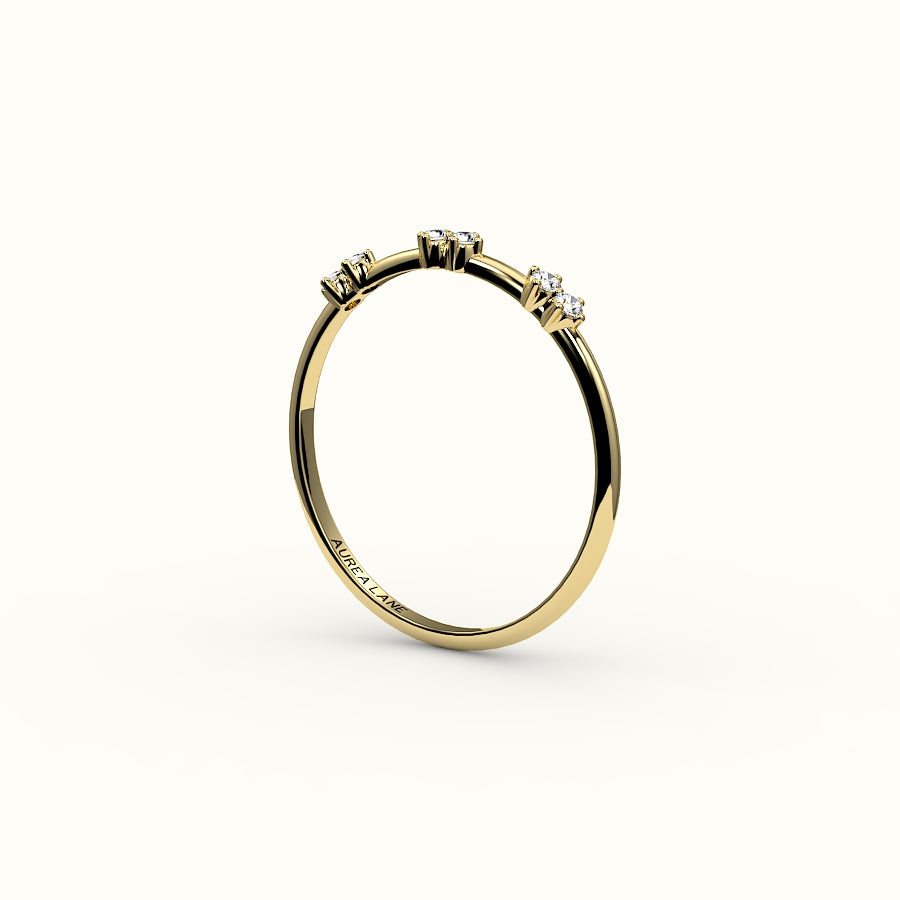 Banda de diamantes redondos salteados